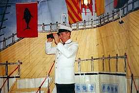 002_Anton Indendøres er der heller ikke kedeligt som f.eks. her hvor Anton har lavet en stor H.M.S. Pinafore -kulisse.