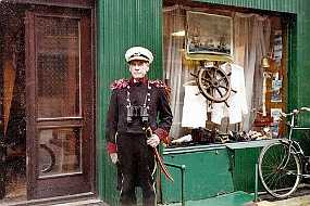 003_Anton Anton er ikke bleg for lidt sjov i gaden, som her hvor han poserer foran sit atelier, der er en forhenværende forretning bygget om til lejlighed.