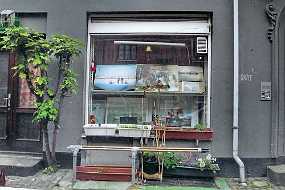 004_Anton Udstillingen i vinduet er ofte fantasifuld og i hvertfald aldrig kedelig.