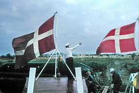 010_Anton Han holder åbent hus og det vælter ind med gæster.
