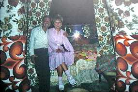 016_Anton ... der bl.a. indeholdt en kæmpe 'hollywood-seng' som Anton her viser frem.