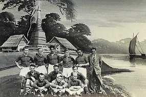 003_Baadsmand Her er det vist nogle af hans folk der er i land for at spille fodbold.