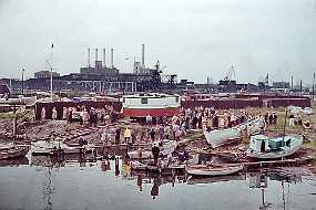 003_Husbaade Søsætningen der skulle foregå via. udlagte skinner var mildest talt et tiløbsstykke bl.a. med besøg fra pressen.