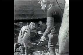 005_Husbaade Desværre var skinnerne ikke i stand til at bære den tunge husbåd som satte sig mere og mere fast. De utålmodige tilskuere begyndte at råbe 'fremad Bak'.