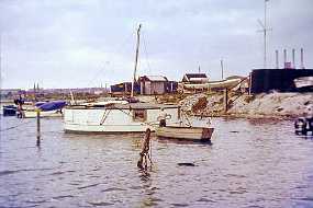 006_Husbaade Der måtte hjælp til fra en af havnens store slæbebåde før husbåden kom fri af skrænten. Den ublide søsætning havde desværre påført båden flere utætheder som...