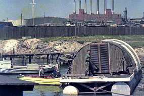 008_Husbaade Den næste husbåd blev udstyret med pontoner.