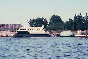 014_Husbaade Husbåden 'Liberty Coaster II' var også bygget på pontoner.