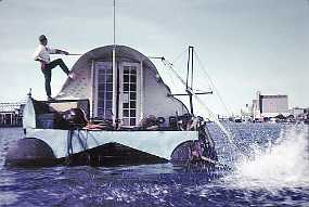 018_Husbaade Anton havde placeret en kæmpe Leyland dieselmotor i den ene ponton, og et snedigt skruearrangement tillod styring af båden ved at forskyde skrueakslen...