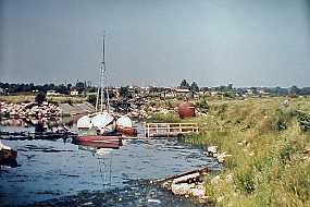 019_Husbaade I slutningen af 60'erne inddæmmede man vandet omkring Nokken, så Anton flyttede ud på Tippen syd for Bådehavnsgade og fortsatte sine aktiviteter der.