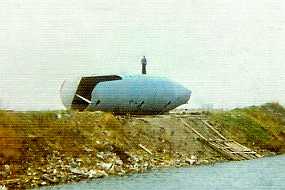 025_Husbaade Denne relativt lille husbåd der er ved at blive søsat, ...