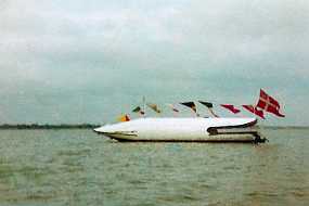 026_Husbaade ... var ikke større end at den kunne sejles vha. påhængsmotor.