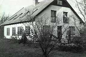 001_Husbygger Det er ikke kun husbåde Anton kan bygge. Han byggede f.eks. ene mand denne pragtvilla i Tårnby til sig selv og hustruen.