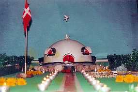 003_Husbygger Hvis Anton havde 'grund' til det (om man så må sige) ville han uden tøven bygge et hus som modellen her i fuld størrelse.