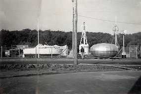 001_Redningskabine Til højre ses Anton's bud på en redningskabine til store skibe på udstilling i Odense 1962.