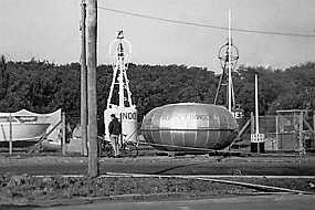 002_Redningskabine Ideen til redningskabinen kom efter følgende dramatisk oplevelse. 11. juni 1948 var Anton om bord på rutebåden ’Kjøbenhavn’ da den stødte på en mine og sank i...
