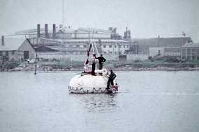 003_Redningskabine Redningskabinen kunne drives frem med sejl. årer eller som her med påhængsmotor.