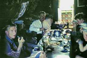 001_Ungerne Nokkeungerne elskede at besøge Anton der delagtiggjorde dem i sine mange projekter over kaffe og altid friskhentet franskbrød.