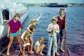 002_Ungerne Senere billeder viser at også ungerne på Tippen flokkedes om Anton.