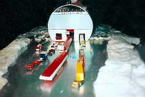 007_FlydendeBy Den Flydende By's mobilitet. 'Antonia No.1' er et kæmpe moderskib til transport af husbåde i midterkanalen samt køretøjer i siderne.